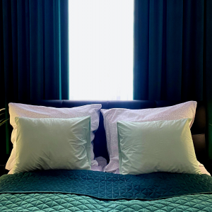 Komfortowe łóżko w klimatycznym wnętrzu, strefa odpoczynku pełna uroku