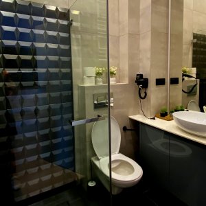 Designerska łazienka w odcieniach czerni, nowoczesny luksus w Twoim wnętrzu