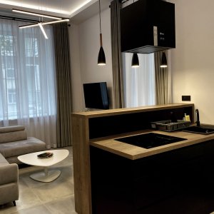 Stylowa strefa kuchenna z drewnem i czernią, elegancja i funkcjonalność w jednym