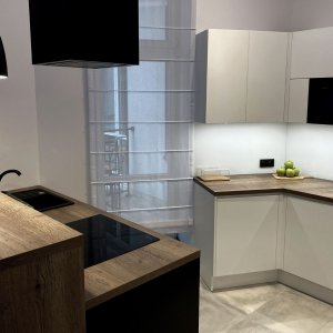 Przestronne pomieszczenie z dużym oknem, które wpuszcza mnóstwo światła dziennego