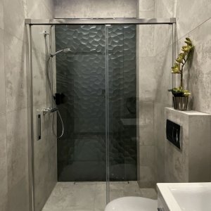 prywatna łazienka o intrygującym designie, pełna elegancji i nowoczesności