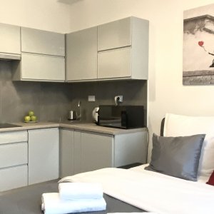 Stylowa i minimalistyczna kuchnia, idealna do przygotowywania posiłków