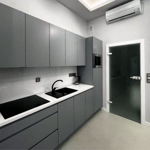  Przemyślana, minimalistyczna kuchnia z aneksem przy wejściu