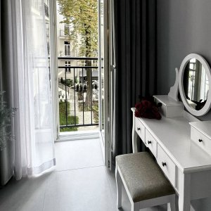 Stylowa toaletka z wyjściem na balkon i zapierającym dech w piersiach widokiem