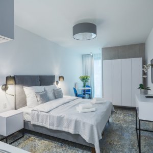 Elegancki apartament utrzymany w stonowanych odcieniach, zapewniający komfort i harmonię w sercu Krakowa.