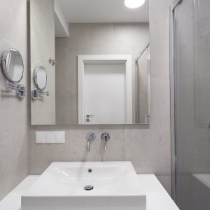 Łazienka z nowoczesnym wyposażeniem, idealna dla gości szukających komfortu i elegancji.