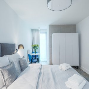  Duże okno wpuszczające mnóstwo naturalnego światła, zapewniające jasną i przyjemną atmosferę w apartamencie.