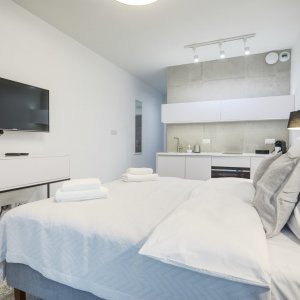 Komfortowe, duże łóżko zapewniające wygodny odpoczynek po dniu pełnym wrażeń.