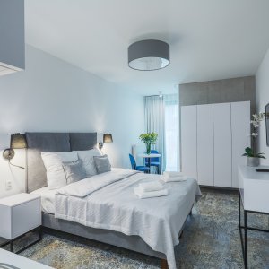 Minimalistyczny apartament w centrum Krakowa, z przestronnym wnętrzem i dużym łóżkiem, idealny na romantyczny wypad