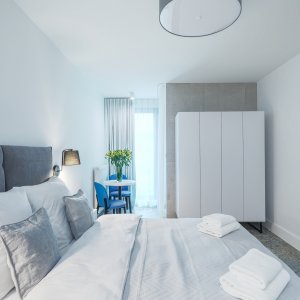 Przestronne, wygodne łóżko w jasnym apartamencie, idealne dla pary w sercu Krakowa