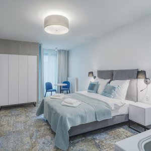 Przytulny, jasny apartament dla dwojga w Krakowie z dużym łóżkiem i aneksem kuchennym