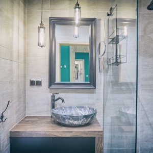 Nowoczesna, świeżo wyremontowana łazienka z prysznicem i jasnym wykończeniem.