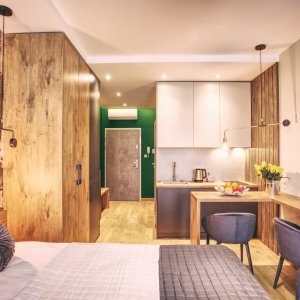 Przytulna sypialnia z wygodnym łóżkiem i stonowaną, relaksującą aranżacją.