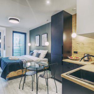 Widok ogólny na apartament z perspektywy wejścia – przestrzeń w bieli i błękicie.