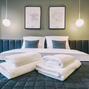 Starannie przygotowane ręczniki dla gości w apartamencie