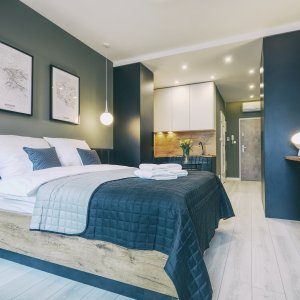 Przytulna sypialnia z dużym łóżkiem i nastrojowym światłem