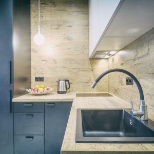 Przestronny aneks kuchenny z drewnem i metalowymi elementami