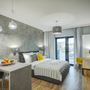 Stylowy apartament w centrum Krakowa, idealny na krótki wypad, z nowoczesnym wystrojem i wygodnym łóżkiem