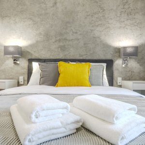 Elegancko złożone ręczniki, gotowe do użycia przez gości w apartamencie