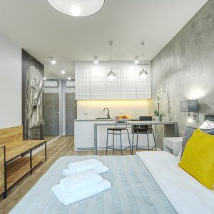 Nowoczesne wnętrze apartamentu z futurystycznymi akcentami, jednocześnie przytulne, idealne dla dwóch osób w sercu Krakowa