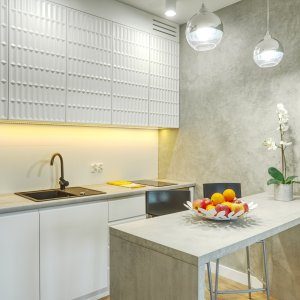 Funkcjonalny aneks kuchenny z wyspą, idealny do gotowania i spędzania czasu we dwoje