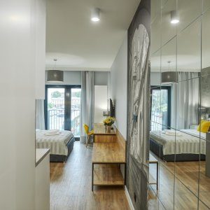  Elegancko urządzone wnętrze apartamentu z widokiem od wejścia, przestronne i nowoczesne