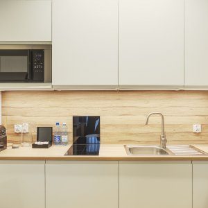 Praktyczny aneks kuchenny z mikrofalówką, idealny do przygotowywania posiłków