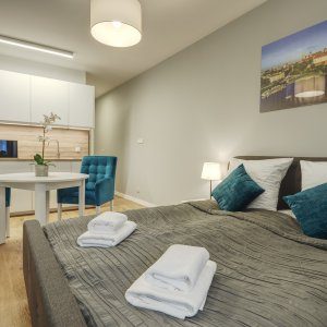 Przestronny apartament w Krakowie z turkusowymi akcentami dekoracyjnymi