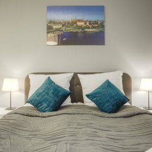 Zaścielone, wygodne łóżko podwójne w nowoczesnym apartamencie