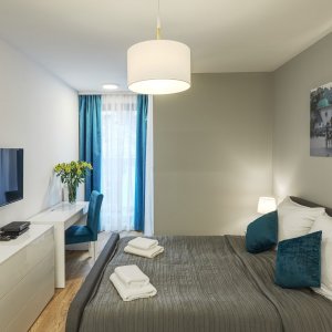 Estetyczne wnętrze apartamentu z dużym oknem, wpuszczającym naturalne światło