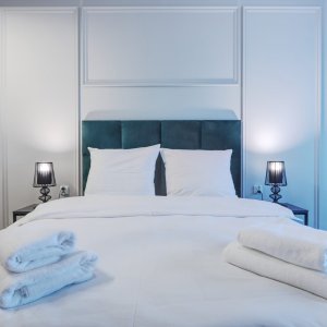 Komfortowe łóżko gotowe na przyjęcie gości w apartamencie