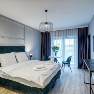 Jasno oświetlony apartament z naturalnym światłem