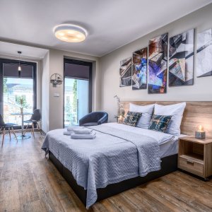 Luksusowy apartament z drewnianymi akcentami i dziełami sztuki