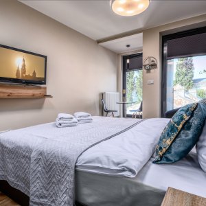 Wyjątkowy apartament, który łączy nowoczesny design z romantycznym klimatem, doskonały dla par na weekend.