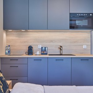 Przestronny apartament w centrum Krakowa z aneksem kuchennym, idealny na pobyt w sercu Starego Miasta.