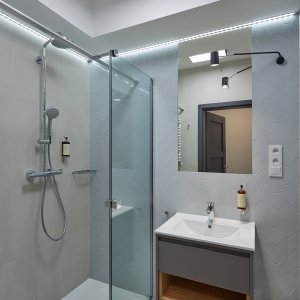 Stylowa łazienka w krakowskim apartamencie, idealna dla osób ceniących elegancję i wygodę.