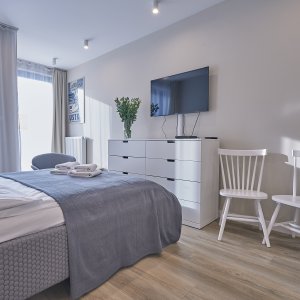 Nowoczesne meble sypialniane, zapewniające wygodę i estetyczny wygląd przestrzeni.