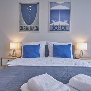 Duże, wygodne łóżko dla dwóch osób, idealne dla par szukających relaksu.