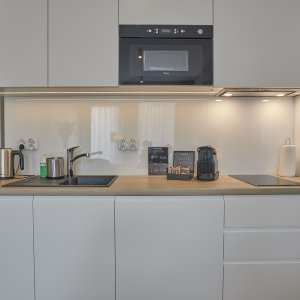 Przestronny aneks kuchenny, w pełni wyposażony, idealny do przygotowywania posiłków.