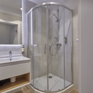 Nowoczesna kabina prysznicowa, idealna do relaksu po dniu pełnym wrażeń.