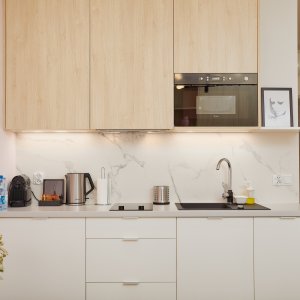 Przestronny aneks kuchenny, dostępny tylko dla gości, z pełnym wyposażeniem, idealny do przygotowywania posiłków.