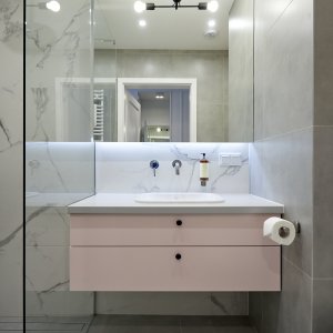 Elegancka łazienka z nowoczesnymi detalami, dostępna tylko dla gości, zapewniająca pełny komfort.