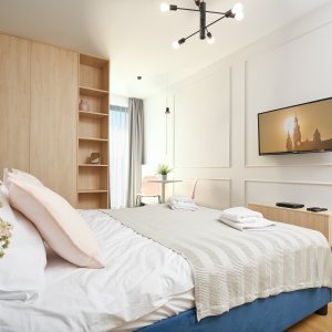 Komfortowy nocleg w Krakowie z telewizorem w pokoju, idealny na city break.