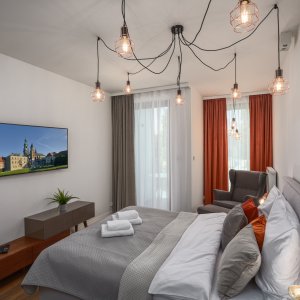 Loftowy żyrandol dodaje charakteru nowoczesnemu apartamentowi w sercu Krakowa.