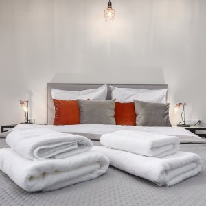 Starannie ułożone ręczniki na łóżku