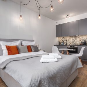 Piękna drewniana podłoga i elegancki wystrój tworzą idealną przestrzeń w tym apartamencie.