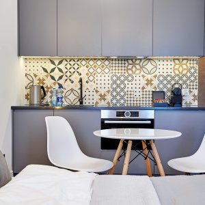 Stylowa przestrzeń jadalniana z gustownym stołem