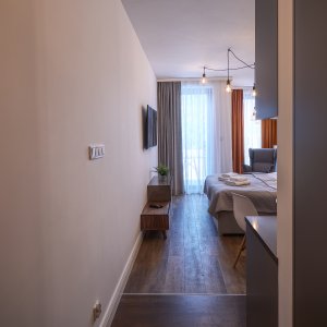  Elegancki korytarz prowadzący do apartamentu, witający gości przy wejściu.