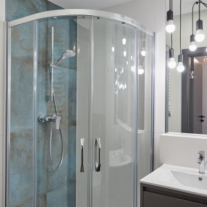  Elegancka łazienka z gustownymi detalami i nowoczesnym designem