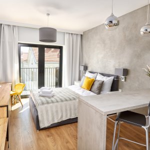  Przytulny, nowoczesny apartament z balkonem, idealny na pobyt w sercu Krakowa.